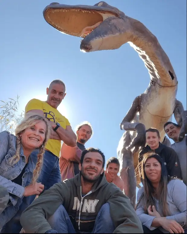 El equipo del proyecto Dino, con Megaraptor feliz después de un día de trabajar
